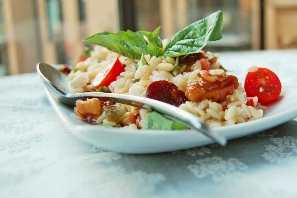 salade orzo, tomates, basilic, feta, noix
