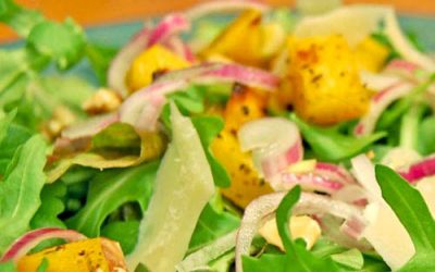 Salade de verdure, fromage vieilli et courge rôtie