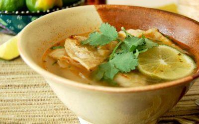 Sopa de lima (soupe mexicaine au poulet, lime et tortilla)