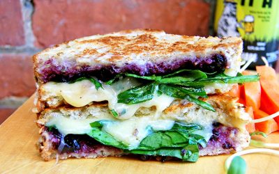 Grilled cheese aux épinards et aux bleuets
