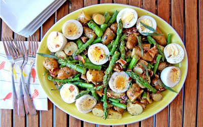 Salade-repas de rattes et d’asperges aux œufs fermiers et au bacon