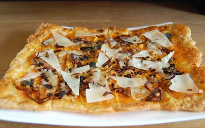 Tarte fine à la courge, échalotes frites, sauge et Zacharie Cloutier