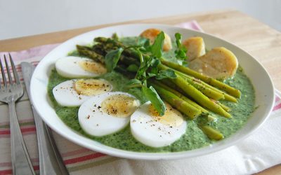 Repas printanier aux asperges et à la sauce aux herbes