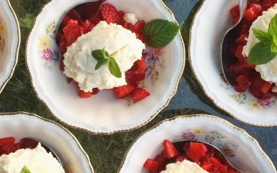 Tartare de fraises à la menthe, crème de fromage frais au miel