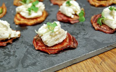 Canapés de fromage frais sur croustilles de betterave