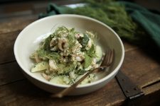 Salade-repas de concombre et crevettes à l'aneth